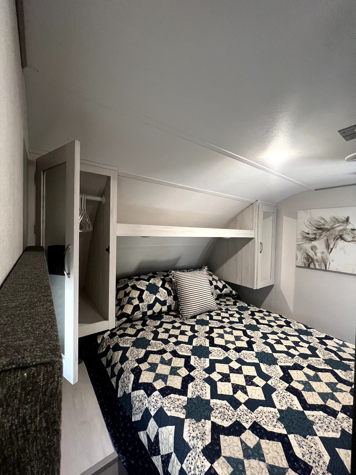 Cama tamaño queen con dos armarios pequeños.