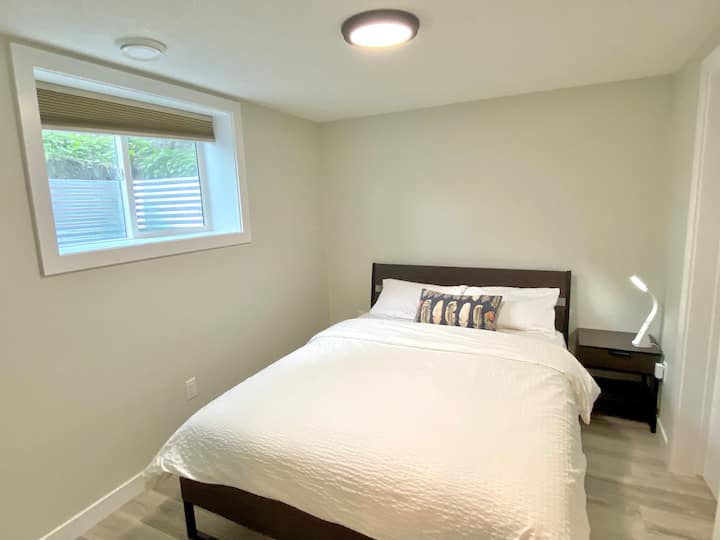 غرفة نوم ثالثة مريحة - سرير بحجم كوين