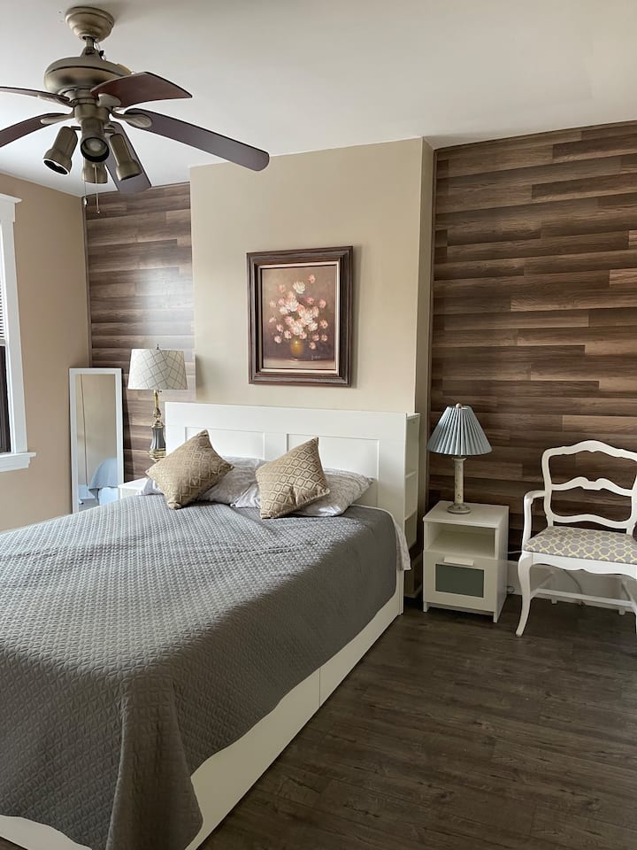 New Private room with working desk/WiFi/bus stop Houses for Rent in