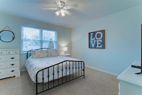 Central & Cozy 1BR near Hall of Fame/Airport