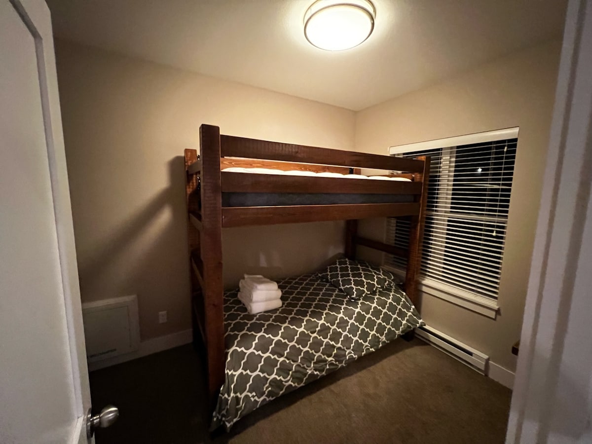 Poschodová posteľ v druhej spálni; nové matrace v októbri 2022