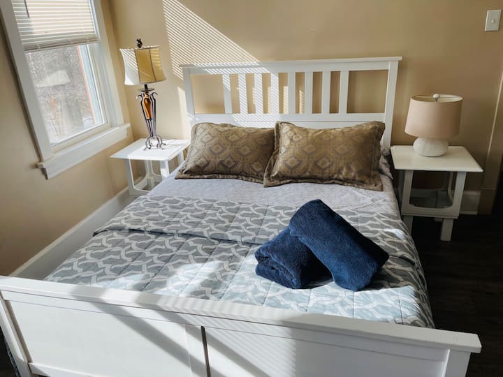 Quite and clean private room/WiFi/workdesk/bus Houses for Rent in