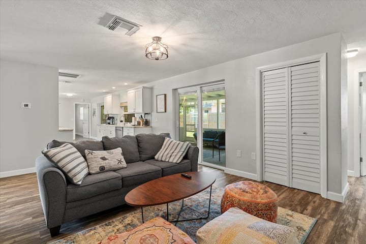 Აი, რას ვუწოდებ ტელევიზორის ოთახს. Ის ღიაა დანარჩენი სახლისთვის, მაგრამ, რა თქმა უნდა, ოდნავ უფრო დახურულია. Queen ‑ ის გამოსაწევი საწოლია. Მას აქვს განახლებული მეხსიერების ქაფის ლეიბი.