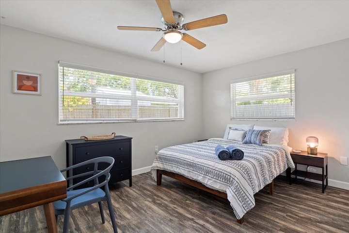 Მართლაც შესანიშნავი საძინებელი. Queen საწოლი. 