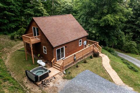 Secluded Cabin - Hot tub, 2 minutes to Warden Lake