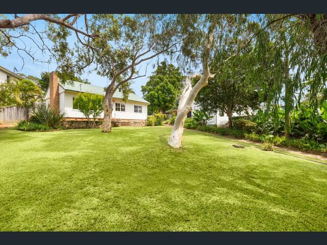 Cozy 2 bedroom cottage on large block