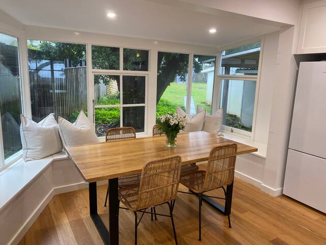 Cozy 2 bedroom cottage on large block gallery image 4