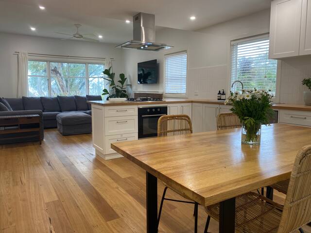 Cozy 2 bedroom cottage on large block gallery image 5