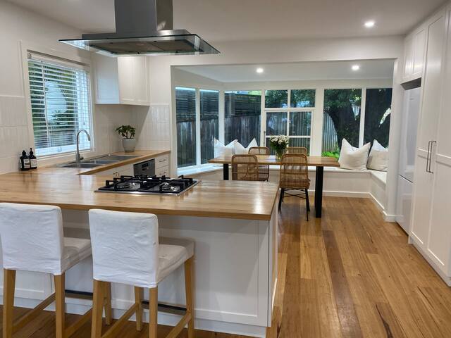 Cozy 2 bedroom cottage on large block gallery image 2