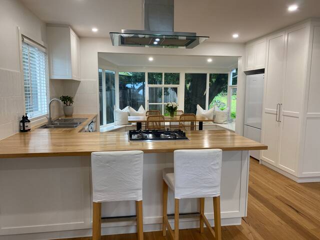 Cozy 2 bedroom cottage on large block gallery image 3