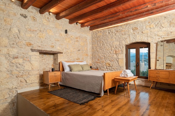 Nella camera da letto del piano superiore sono stati collocati gli arredi originali della camera da letto dei nonni del proprietario. Con attenzione e rispetto, restaurato, offre un'anteprima del passato. 