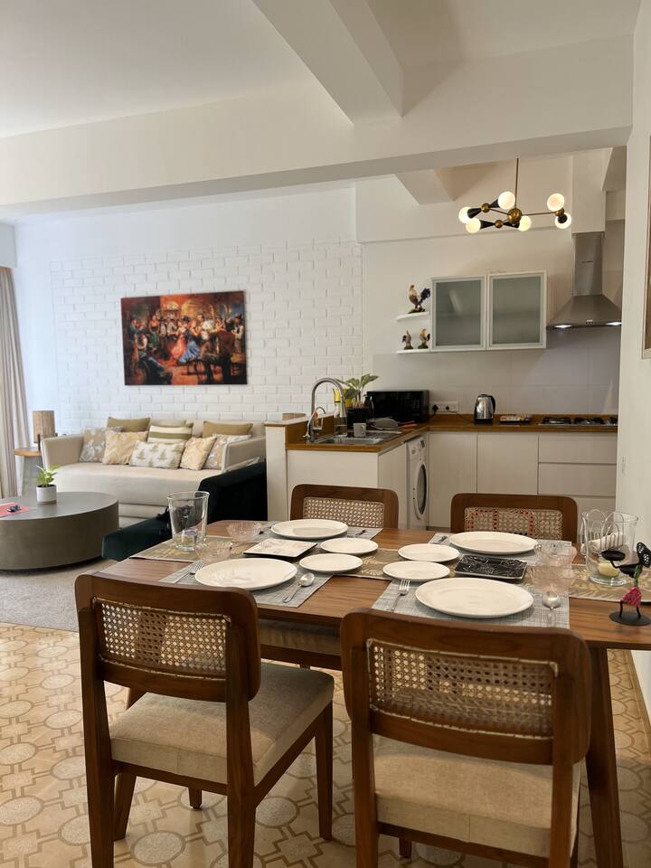 Dining table with a fully stocked cutlery selction