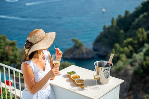 Crystal apartment overlooking  the sea