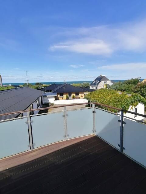 First floor apartment, with 
120 gr. sea view