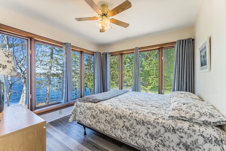 Dhomë gjumi në katin kryesor me pamje mahnitëse nga uji