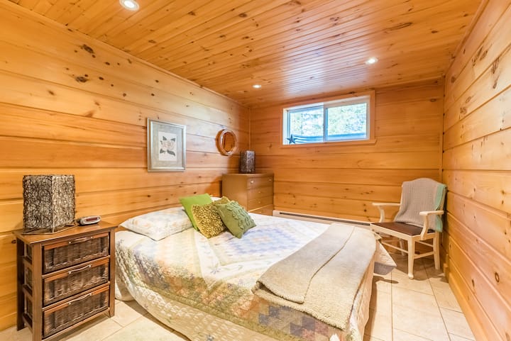 Dhomë bodrumi me krevat dopio "Queen" dhe dollap të madh