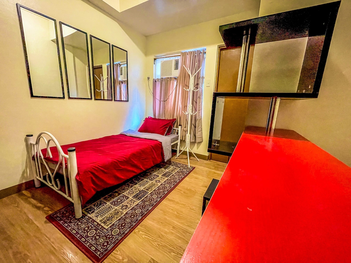 Unidad de estudio con espejo de pared