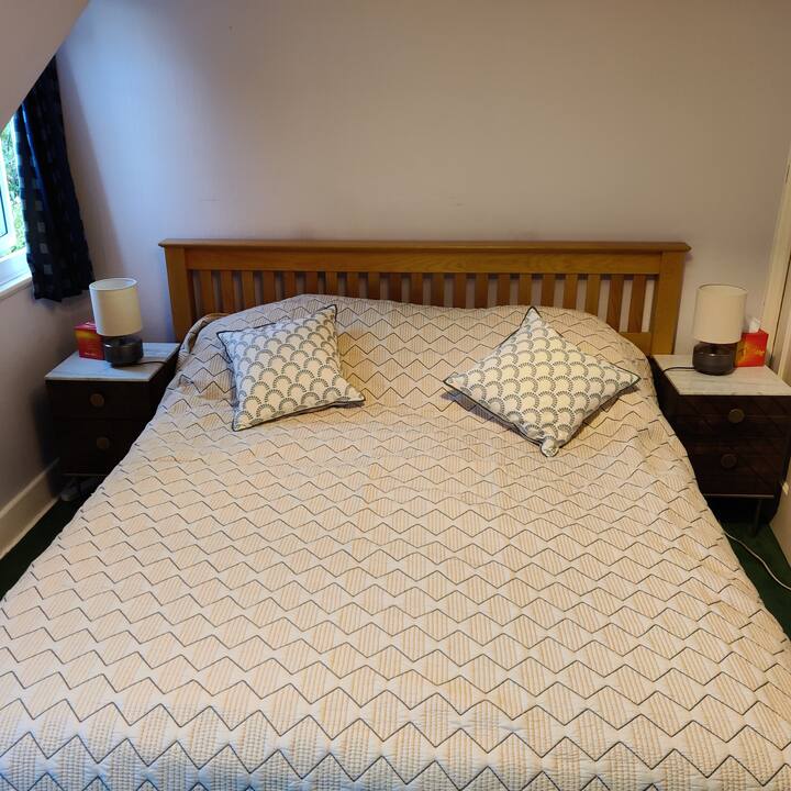 Lit 1 : la chambre principale avec armoire, TV et placard intégré