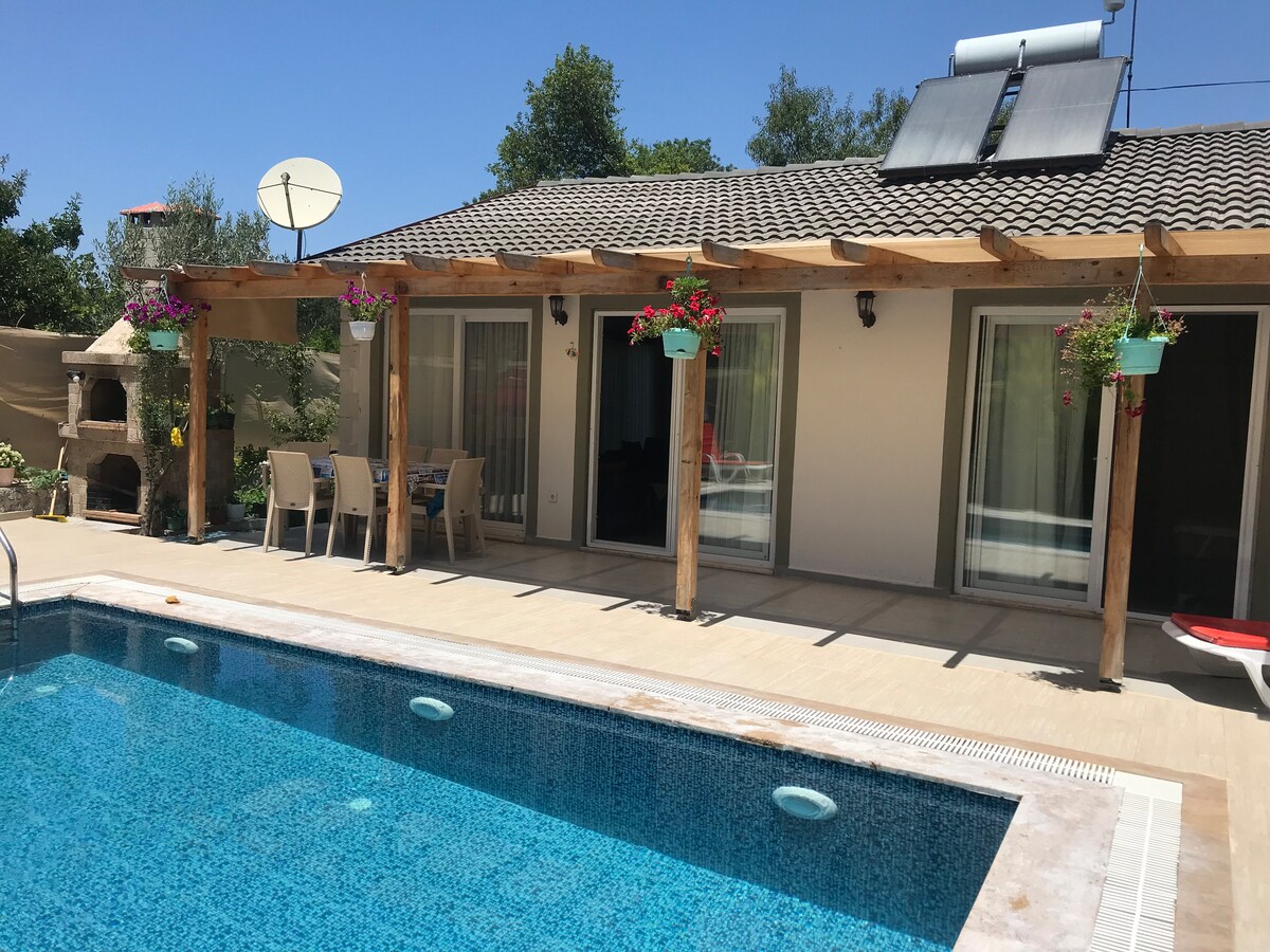 Arda Villa dış cephe ve korunaklı havuz alanı