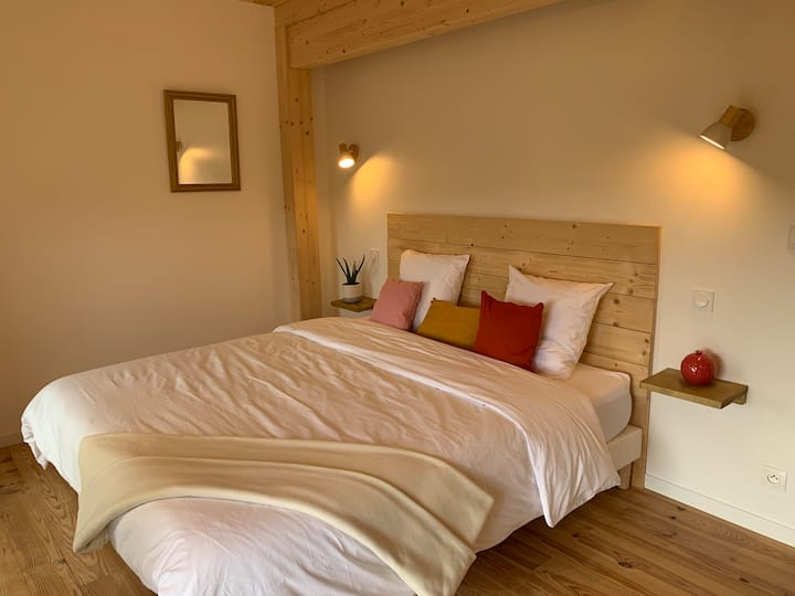 Bedroom with bed made on arrival!  Cozy hotel bedding! King size 180x200. Valley view. 
