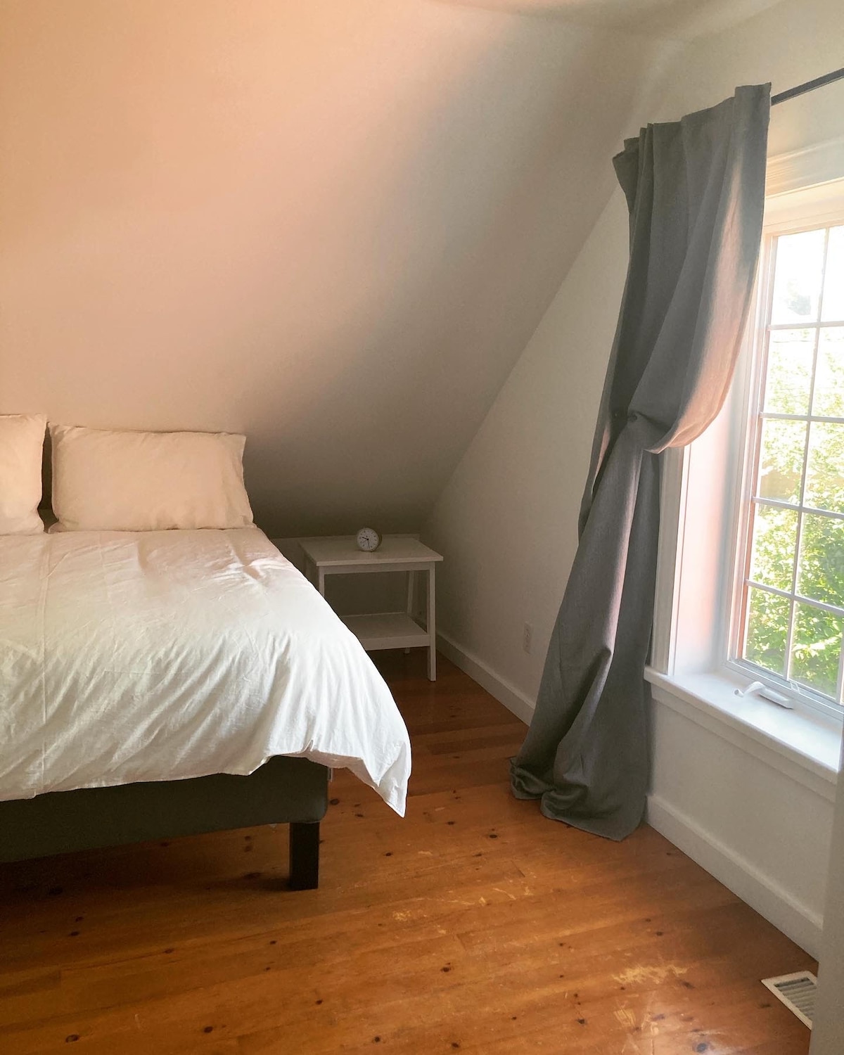 ห้องนอน 2 ห้องแต่ละห้องมีเตียงควีนไซส์และหน้าต่างบานใหญ่