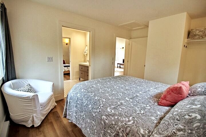 在加大双人床枕头矫形床垫上享受深度睡眠。  双口袋门通往共用套房双盥洗台卫生间。 双床卧室也带衣柜，位于共用卫生间的另一侧，还有一个可上锁的口袋门。