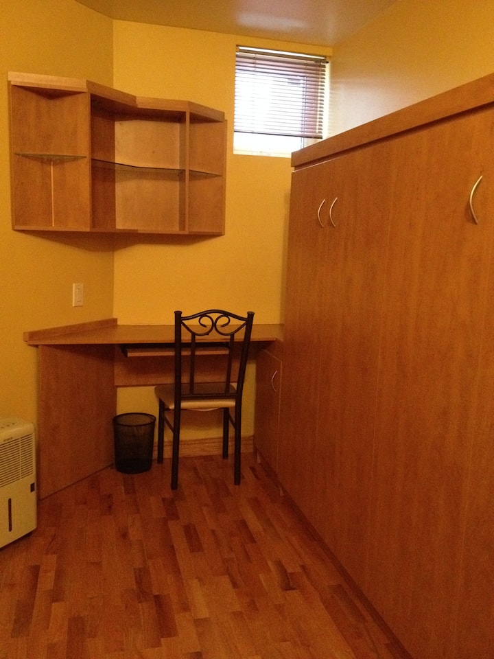 El segundo dormitorio con escritorio y cama integrada.