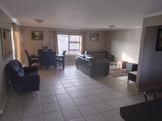 Spacious 3bed unit in the heart of Gordons Bay gallery image 3
