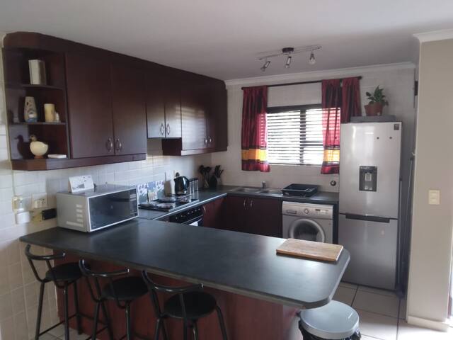 Spacious 3bed unit in the heart of Gordons Bay gallery image 4