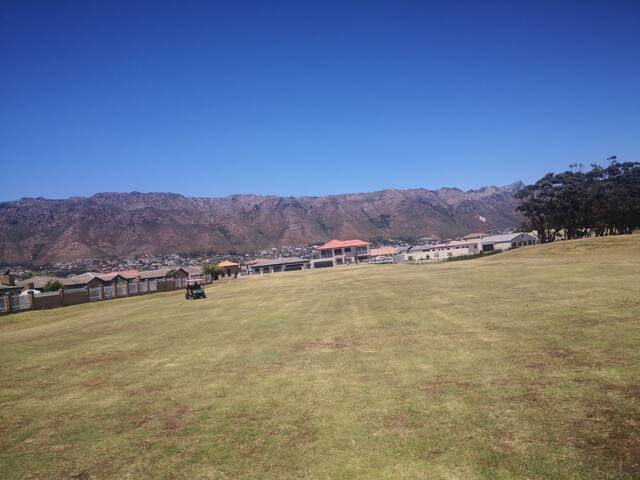 Spacious 3bed unit in the heart of Gordons Bay gallery image 2