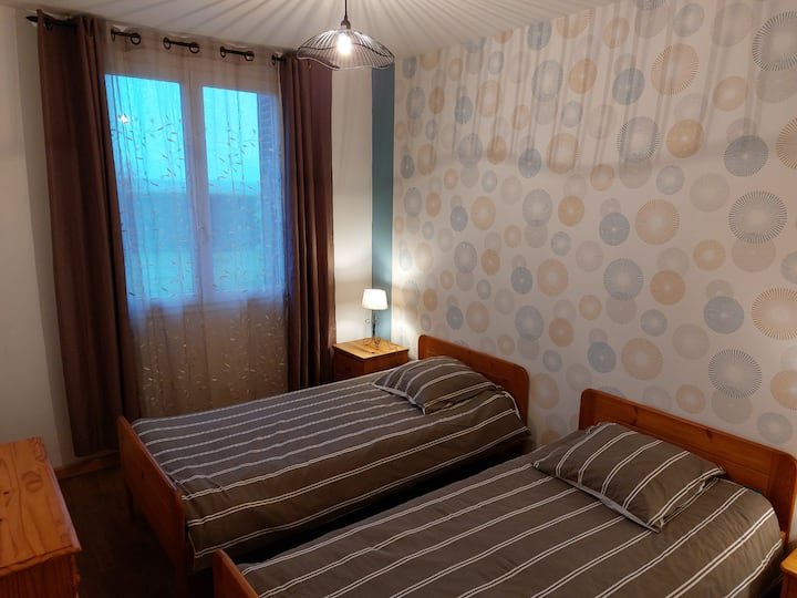 Habitación "burbujas de colores" 2 camas de 90 cm 2 mesitas de noche y 1 cómoda de pino