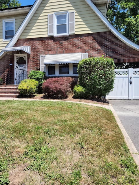 Sunny 3 Bedroom Home near Airport & Transportation