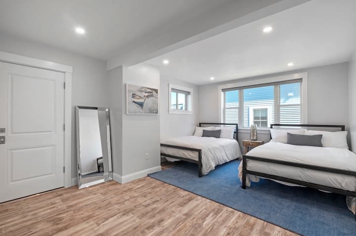 جناح بافيليون: غرفة نوم واسعة 1 بسريرين كاملين الحجم وغرفة ولوح. وسائل الراحة السفلية من متجر الشركة.  الوسائد منخفضة ولأسفل.  ستائر النوافذ معتِّمة. يؤدي الباب إلى المخرج الخلفي. 