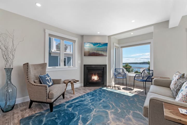 غرفة معيشة بجناح بافيليون مع أريكة قابلة للسحب ومدفأة غاز وتلفزيون سامسونج عالي الوضوح محمل بجميع التطبيقات ومزود بكابل Xfinity. يتوفر واي فاي مجاني عالي السرعة في جميع أنحاء الجناح.