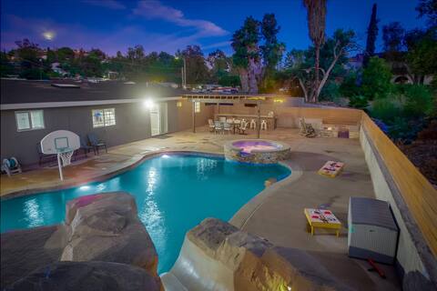 6 bedroom- resort backyard pool/mini golf/firepit