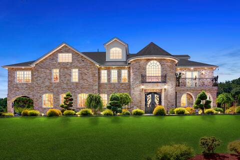 Majestic 8Br 9Bath Colonial + Big Yard + BallCourt