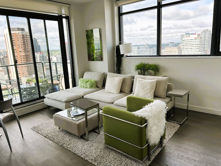 Downtown Condo With Huge Balcony - Calgary