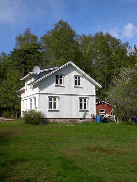 Idyllic summerhouse with large garden and private boat