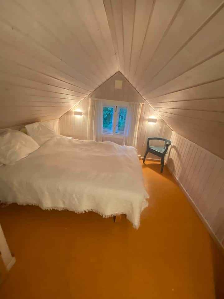 Grootste slaapkamer op de tweede verdieping. Goed tweepersoonsbed. Ramen naar het oosten