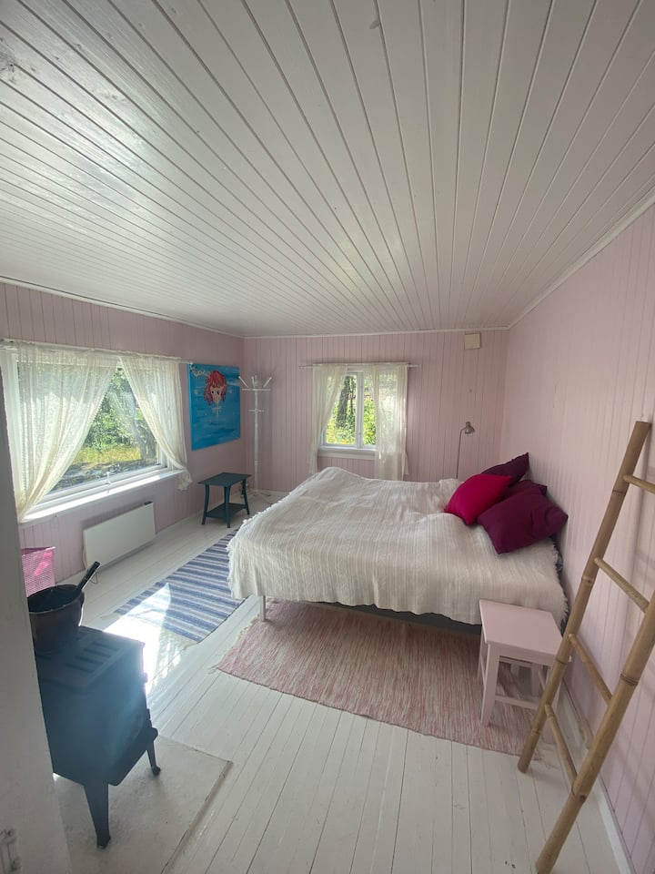 Luchtig en licht bijgebouw met een tweepersoonsbed. Groot raam op het zuiden van de tuin en het raam naar het westen. 