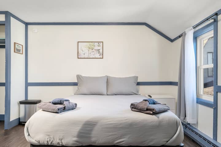 Downtown Tc Suite | Bars + Food Steps Away - Traverse City, MI