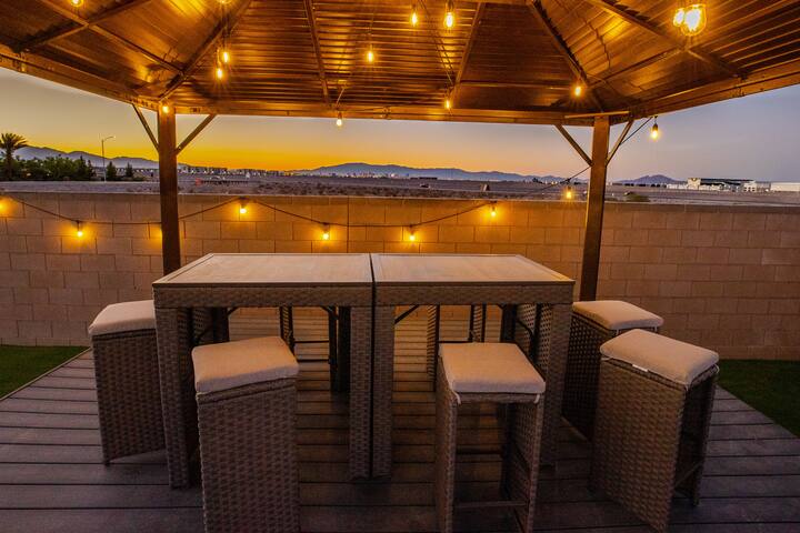 1900 SqFt House 25Ft Heatable Pool/Spa- Strip View gallery image 5