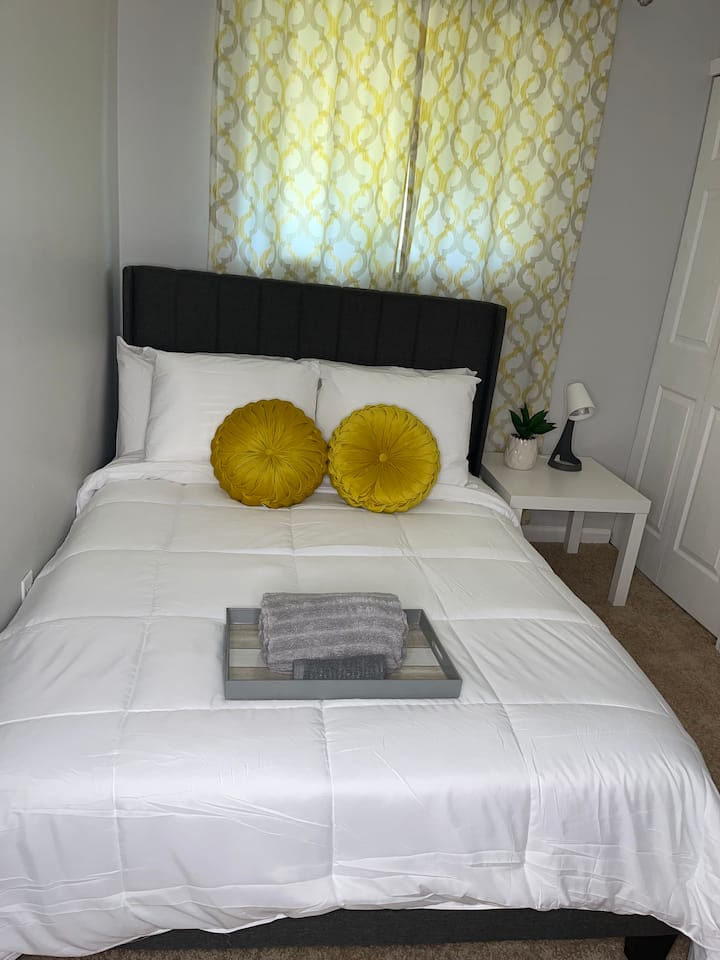 غرفة نوم مريحة 2 مع سرير كامل الحجم