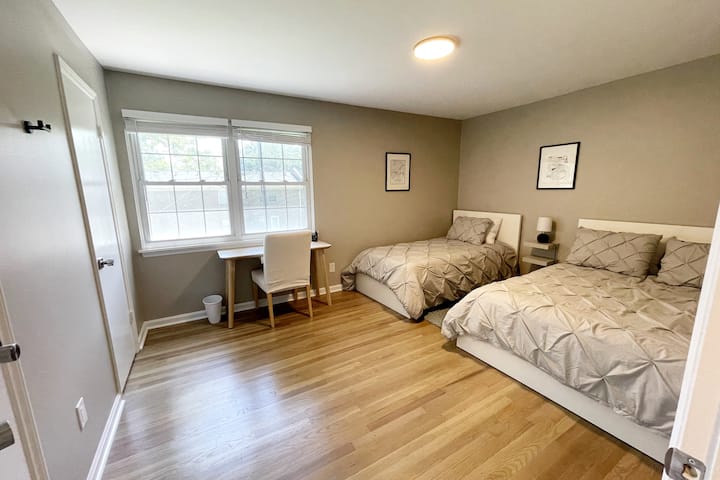 חדר טאר היל - מיטה זוגית, מיטה זוגית וחלל עבודה.