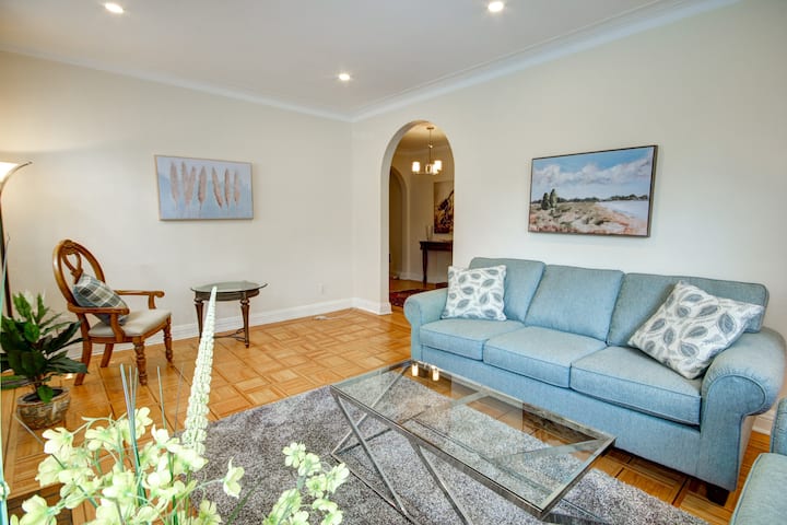Cheerful House 3 Bedrooms 2 Baths 2 Free Parkings - Montreal