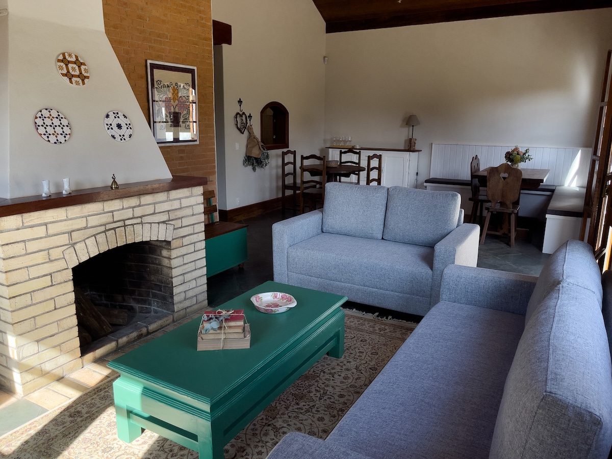 Top Airbnb: Chalé das Acácias. Refuge in Monte Verde em Camanducaia