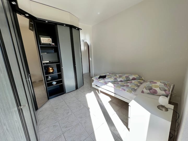 Dhomë gjumi me krevat tek