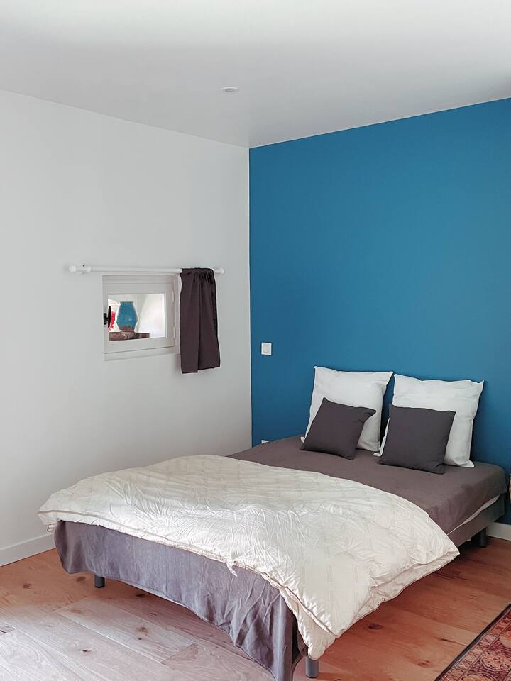 A comfortable master bedroom, with a brand new 140cm bed