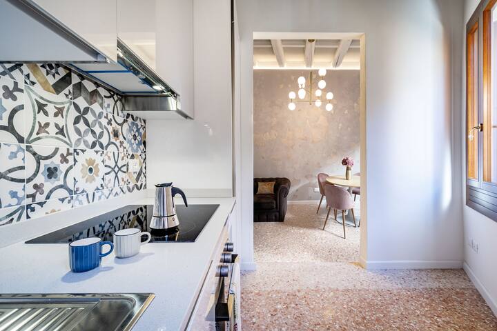 Querini Suite-Balcony on canal, close to San Marco gallery image 4