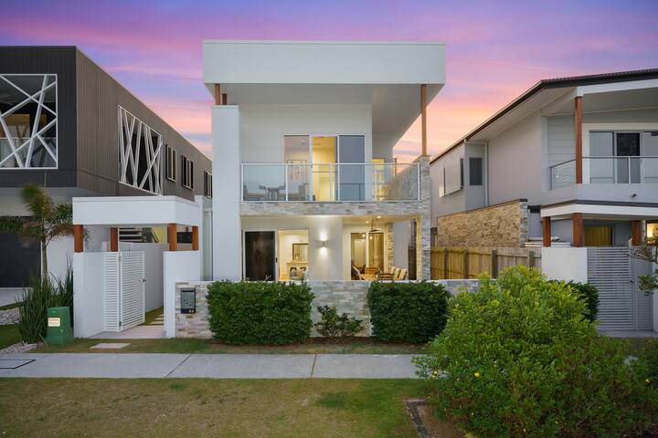 Seaside Chique on Cylinders- 3BR Villa by uHoliday